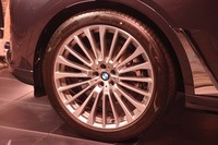 特大の22インチアルミホイール。「X7」のホイールは、20インチ、21インチ、22インチの3サイズがラインナップされている。