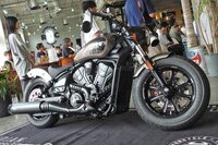 ローダウンしたスタイルと極太のタイヤが目を引く「スカウト ボバー」。