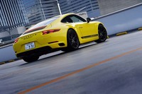 ボディーカラーは試乗車のレーシングイエローを含む全9色。車体の側面はロゴ入りのストライプでドレスアップされる。