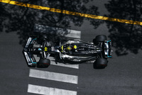 メルセデスのハミルトン（写真）は4位でゴールした。今季型マシン「W14」に大鉈（なた）を振るう決断を下していたメルセデスは、その改良版をモナコGPに投入。特徴的だった“ゼロポッド”を捨て去り、時流に乗ったサイドポッド形状となって現れた。予選ではハミルトン6位、ジョージ・ラッセルは8位とポール争いに絡むことはできず。ルクレールの降格ペナルティーで5番グリッドからスタートしたハミルトンは、フェラーリのカルロス・サインツJr.の後退もあり4位、ラッセルは5位と2台そろってチェッカードフラッグを受けた。今回は特殊なモナコのコース特性もあり改良版の真価はつかみかねたが、次のスペインGPでの走りには注目したいところだ。（Photo=Mercedes）