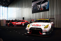 発表会のメインステージには、GT-R NISMO GT500（SUPER GT GT500クラス参戦車両：写真左）とGT-R NISMO GT3（同GT300クラス参戦車両：同右）が展示された。