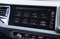 「ナビゲーションパッケージ」および「アシスタンスパッケージ」は単独では選択できず、「コンビニエンスパッケージ」の装着が必須になる。それぞれの詳しい内容は最終ページの装着オプションの項目をご覧いただきたい。