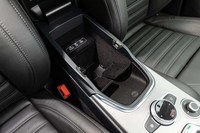 前席用アームレストの下は、USBやAUXのソケットが備わる小物入れスペース。スマートフォンの非接触充電トレーも用意される。