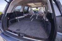 2列目と3列目のシートは荷室側面にあるスイッチによって電動で格納（展開も）できる。ラゲッジスペースの容量は3列目のみを倒した場合で1350リッター、2列目まで倒した場合（写真）は2400リッターにまで拡大する。