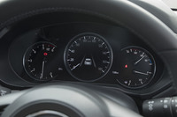 上級グレードには、センターを液晶スクリーンとしたメーターパネルを採用している。