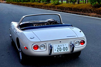 レストア作業には足かけ8年の歳月を要したというボンドカー2号車。市販車と同じソレックスツインキャブの2リッター直6を積む劇中登場の1号車とは異なり、こちらは試作用のウエーバー3連スロットル仕様になっている。