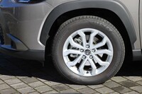 「S」では17インチのタイヤ＆ホイールが標準装備。試乗車はブリヂストンのオンロードSUV向け高級タイヤ「アレンザ001」を履いていた。