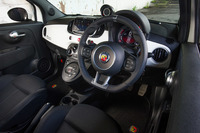 インテリアでは、グローブボックスやドリンクホルダーが新たに追加されたほか、ステアリングホイールの意匠が変更された。