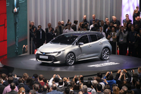 第88回ジュネーブモーターショーのトヨタブースで。写真の新型「オーリス」は、“クルマづくりの構造改革”「TNGA」を採用して開発された。