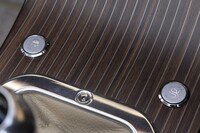 センターコンソールに備わる「Sプラス」モード（右）とトラクションコントロール・オフ（左）のスイッチ。トラクションコントロールはドライブモードの状態にかかわらず、オン／オフの切り替えが可能だ。