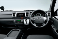 マイナーチェンジを受けた「ハイエース」のインストゥルメントパネルまわり。センタークラスターの意匠を変更したほか、メーターにインフォメーションディスプレイを追加。スマートエントリー＆スタートシステムやステアリングスイッチをオプション設定するなど、装備の強化が図られた。（写真は「バン ロングボディー スーパーGL」）