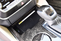 上級グレードの「Gエグゼクティブ」には、非接触型のモバイル機器の充電システムも用意される。