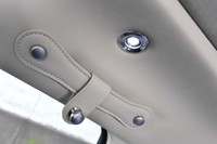 こちらはリアシートの乗員が使うグラブバー。ハンガーをつるすためのフックが装着されていた。