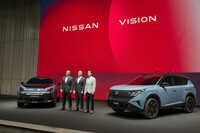 横浜の日産本社でお披露目された、新型「ジュークEV」（写真左）と、新型「エクストレイル／ローグe‑POWER」（同右）。