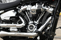 空冷と油冷を組み合わせた冷却機構と、OHVでありながら1気筒4バルブのヘッドを持つV型2気筒エンジン「ミルウォーキーエイト」。2023年モデルには、最大排気量の「ミルウォーキーエイト117」が搭載される。