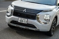 フロントマスクには最新世代の「ダイナミックシールド」デザインを採用。頰の部分にある四角いユニットがヘッドランプで、ボンネットはスリーダイヤバッジ周辺のメッシュ部分から開く。