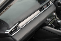 助手席側のエアコン吹き出し口の間は、ヘアライン加工が施されたアルミ調パネルで飾られている。