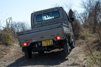 「キャリイ」では、いわゆるブレーキLSDの「ぬかるみ脱出アシスト」を全車に標準で採用。タイヤが浮くような状態でも、空転するタイヤにブレーキをかけて駆動力が逃げるのを防ぎ、脱出をサポートしてくれる。