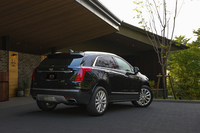 発売1周年を祝う特別な「キャデラックXT5クロスオーバー」登場の画像