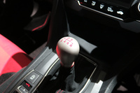 シフトノブはティアドロップ形状に変更された。