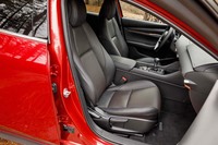 新型「マツダ3」のフロントシート。首から骨盤へと続く背骨が、理想的なS字カーブを維持できるよう設計されている。