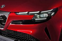 「ジュニア」のフロントマスクの特徴となっている、巨大なコの字のヘッドランプ。ご覧のとおり、実際には下部はただの黒い装飾で、そこに灯火類はない。