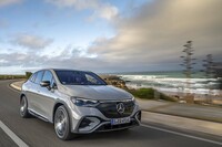 最大で10度まで切れるリアアクスルステアリングがオプション設定されている。これを装着した場合の最小回転直径は10.5m（12.3mがスタンダード）と小型ハッチバック並みになる。