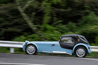 車両形状は極端なまでのロングノーズ・ショートデッキで、乗員はリアアクスルの直前に座る格好となる。車検証に記載された「170S」の前・後軸重は、前：230kg、後ろ：260kgだ。