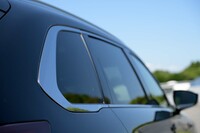 後ろまで伸びやかに流れるサイドウィンドウのモールディング。Dピラー部のみぐっと太くして力強さを表現するとともに、下端を前方に折り込むことで、いわゆる“タイヤにかかる”デザインとしている。