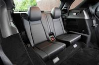 3列目シートは、空間的にもしつらえ的にも、あくまで非常用といった趣。5：5の分割可倒式で、荷室床面と同じ高さに、水平かつフラットに格納される。