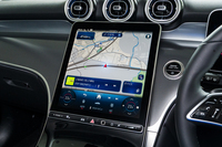 ダッシュ中央には縦長の11.9インチタッチスクリーンを装備。ARナビゲーションも搭載している。