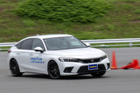 いかに優れた快適性や環境性能を持つといっても、ハイパフォーマンスタイヤである以上、ドライ路面でのグリップ力は譲れない。「イーグルF1アシメトリック6」では、タイヤに負荷がかかると接地面積が拡大／接地面形状が最適化されるよう設計が工夫されており、優れた操舵応答性やブレーキング性能を発揮するという。