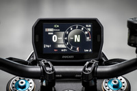 ライダーとバイクをつなぐインターフェイスには、新しい5インチTFTディスプレイを採用。左のスイッチボックスに備わる十字のコントローラーで操作する。