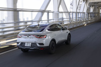 今回の試乗車はフルハイブリッドの「E-TECHフルハイブリッド」。1.6リッター4気筒エンジンにメインとサブの2つのモーターを組み合わせたルノー独自の電動パワートレインだ。