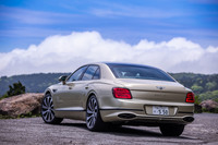 フォルクスワーゲングループのプレミアム後輪駆動用「MSB」プラットフォームを採用。先代モデルよりもフロントアクスルが前進し、後輪駆動モデルらしいスポーティーなプロポーションになっている。