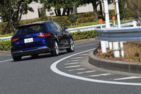 「S3」には、操舵量に応じて累進的にギアレシオが変わる「プログレッシブステアリング」が装備される。