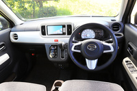 セラミックホワイトのインパネガーニッシュを採用し、柔らかな印象にまとめられたインテリア。