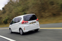 アダプティブ・クルーズ・コントロールと車線維持支援システムを活用して、高速道路を巡航する。運転の疲労度が軽減されるほか、安全性という面でも手放せない装備だ。