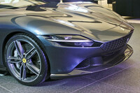 “シャークノーズ”と呼ばれる特徴的なフロントフェイス。流麗なボディーのなかで、唯一ラギッドな意匠のフロントグリルも、エクステリアのアクセントになっている。