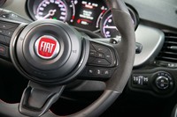 ステアリングホイールはレザー巻きを基本に、3時と9時の部分にアルカンターラが巻かれる。右のスポーク上にはアダプティブクルーズコントロールのスイッチがレイアウトされる。