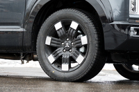 新デザインのホイールも採用。この試乗車はスノードライブに備えてブリヂストンの最新スタッドレスタイヤ「ブリザックWZ-1」を履いていた（サイズはこれまでどおりの225/55R18）。