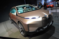 電動化や自動運転、コネクティビティーなど、さまざまな技術が取り入れられた「BMWビジョンiNEXT」。