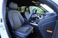 シートにはファブリックと合皮のコンビ表皮を採用。座面と背もたれ中央のダイヤパターンの部分にファブリックを使っている。