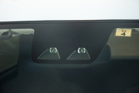 新型「ミラ イース」に搭載される「スマートアシストIII」のステレオカメラ。従来のシステムと比べ、衝突回避警報やプリクラッシュブレーキの作動速度域が高まり、また歩行者も検知できるようになるなど、機能が大幅に高められている。