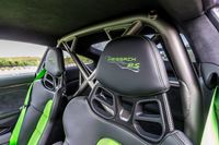 ヴァイザッハパッケージに用いられるチタン製ロールケージはクラブスポーツパッケージに装備されるスチール製ロールケージよりも約12kg軽量となっている。