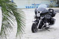 会場の中庭に展示された「R18トランスコンチネンタル」。オプションのプレミアムサウンドシステム「Marshallゴールドシリーズ シリーズ2」を装備した個体で、車載用とは思えぬ迫力のサウンドを放っていた。