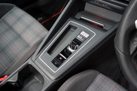 センターコンソールに配されたシフトセレクター。トランスミッションは7段のデュアルクラッチ式AT「DSG」で、もちろんシフトパドルも標準装備される。