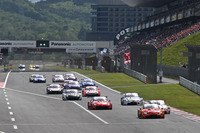 GT500クラスのスタートシーン。先頭のNo.14 ENEOS X PRIME GR Supraを、続くNo.36 au TOM'S GR Supraが逆転するかたちでレースは決着した。