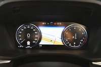 液晶タイプのメーターパネル。「B5」モデルの場合、ブレーキ回生時に電池のアイコンが表示される。