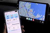 「サイバーナビ」や「楽ナビ」といったカーナビを手がけるパイオニア。そのスマートフォン向けカーナビアプリ「COCCHi（コッチ）」も使わない手はない。ご覧のように、検索頻度の高い駐車場／ガソリンスタンド／トイレのコマンドが用意されるうえ、財布にやさしいドライブをサポートしたり、オービス情報が得られたりと、とても機能的だ。